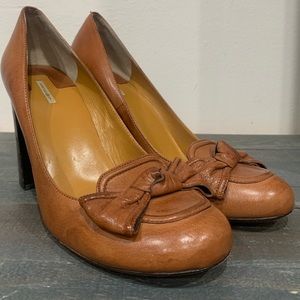 Vintage Max Studio block heel.  Cute bow detail on the front Leather Size 9M